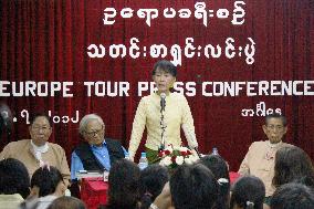 Suu Kyi at party headquarters