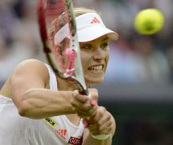 Kerber advances to semifinals at Wimbledon