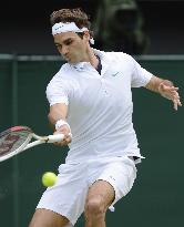 Federer advances to semifinals at Wimbledon