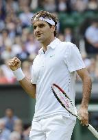 Federer advances to semifinals at Wimbledon