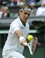 Federer advances to semifinals at Wimbledon