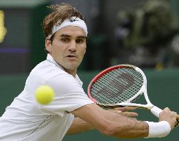 Federer advances to final at Wimbledon