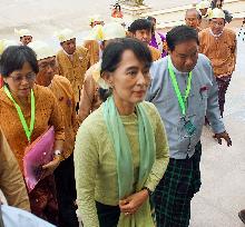 Suu Kyi attends parliament