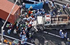 4 die, 2 injured in pileup on Tokyo metropolitan expressway