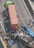 4 die, 2 injured in pileup on Tokyo metropolitan expressway