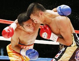 Uchiyama defends WBA super featherweight title