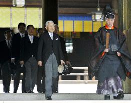 Emperor visits Meiji Shrine