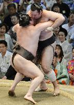 Hakuho defeats Kotooshu