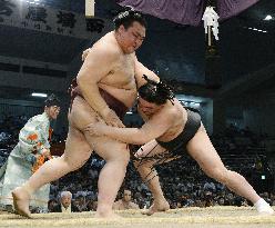 Harumafuji defeats Kisenosato