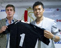 Japan keeper Kawashima signs with Standard Liege