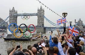 Olympic torch travels along Thames