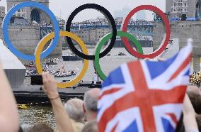 Olympic torch travels along Thames