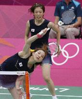 Japan makes winning start in women's badminton doubles