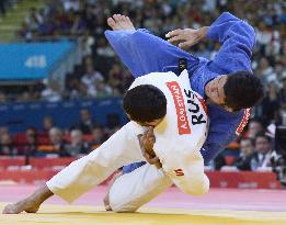 Russia's Galstyan defeats Japan's Hiraoka at men's 60-kg judo final