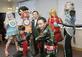 Foreign "cosplayers" visit Japan ministry