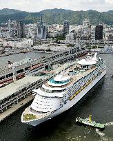 Big cruise ship arrives in Kobe