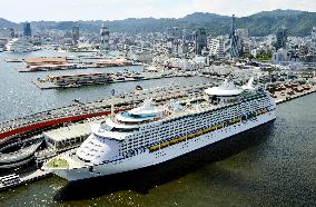 Big cruise ship arrives in Kobe