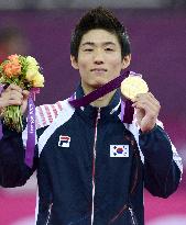 Yang wins Olympic gold in men's vault