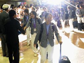 Nadeshiko return to Japan after winning silver
