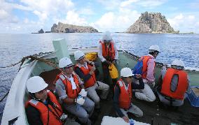 Tokyo gov't inspects Senkaku Islands