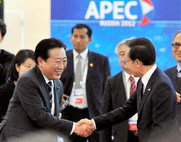 Noda, Lee shake hands at APEC summit