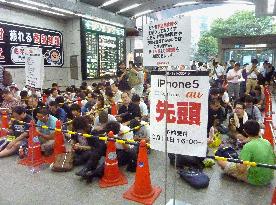 People queue in Tokyo to order iPhone 5