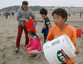 Japanese join beach cleaning in U.S. West Coast