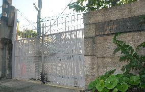 Fire at gate of Chinese school