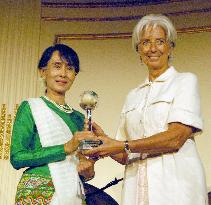Suu Kyi, 3 others receive Global Citizen Award