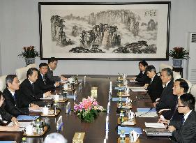 Japan, China officials meet over Senkakus