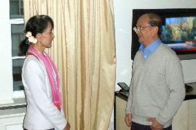 Thein Sein, Suu Kyi meet in U.S.