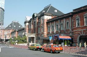 Red-brick Tokyo Station building reopens