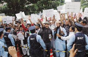 Muslims demonstrate near U.S. embassy in Tokyo
