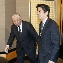 LDP's Abe meets with Keidanren chief