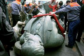 Lenin statue removed in Ulan Bator