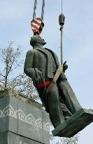 Lenin statue removed in Ulan Bator