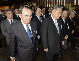 Group of nonpartisan lawmakers visits Yasukuni Shrine