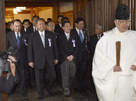 Group of nonpartisan lawmakers visits Yasukuni Shrine