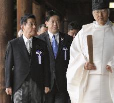 Group of nonpartisan lawmakers visits Yasukuni Shrine