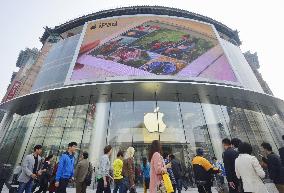 Asia's biggest Apple Store opens in Beijing
