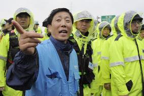S. Korea blocks activists