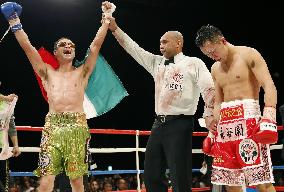 Ao fails in 4th defense of WBC super featherweight title