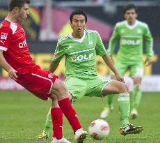Hasebe helps Wolfsburg hammer Dusseldorf in season debut