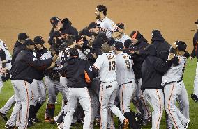 Giants sweep Tigers to win World Series