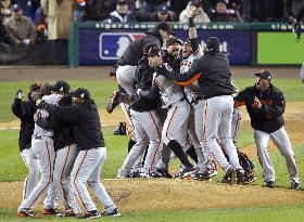 Giants sweep Tigers to win World Series