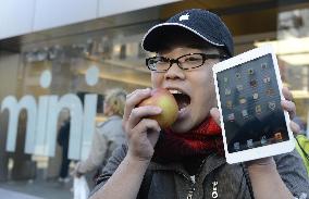Apple's iPad mini hits Japanese market