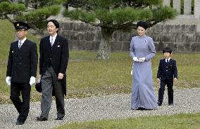 Prince Hisahito visits imperial mausoleum