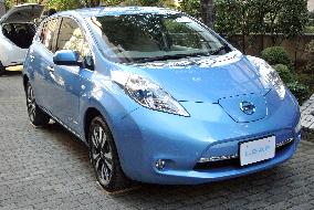 Nissan stretches Leaf electric car's mileage