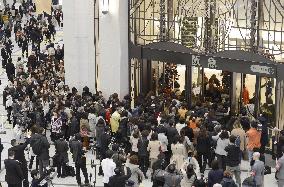 Hankyu department store opens Osaka outlet