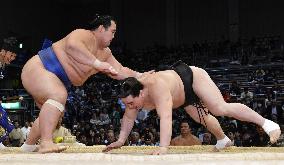 Harumafuji falls to 2nd loss